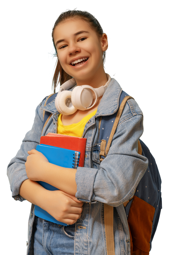 Menina sorrindo segurando um caderno e um livro. Nas suas costas há uma mochila e no seu pescoço um fone de ouvido.